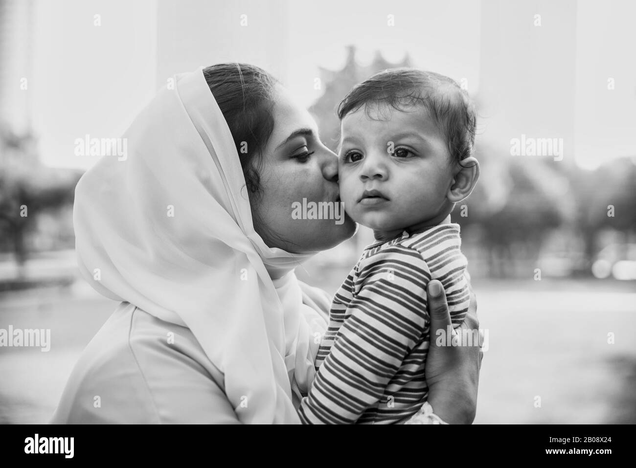 Des moments de vie heureux. Maman et son bébé profitent de leur temps à Dubaï en plein air dans un parc. Banque D'Images