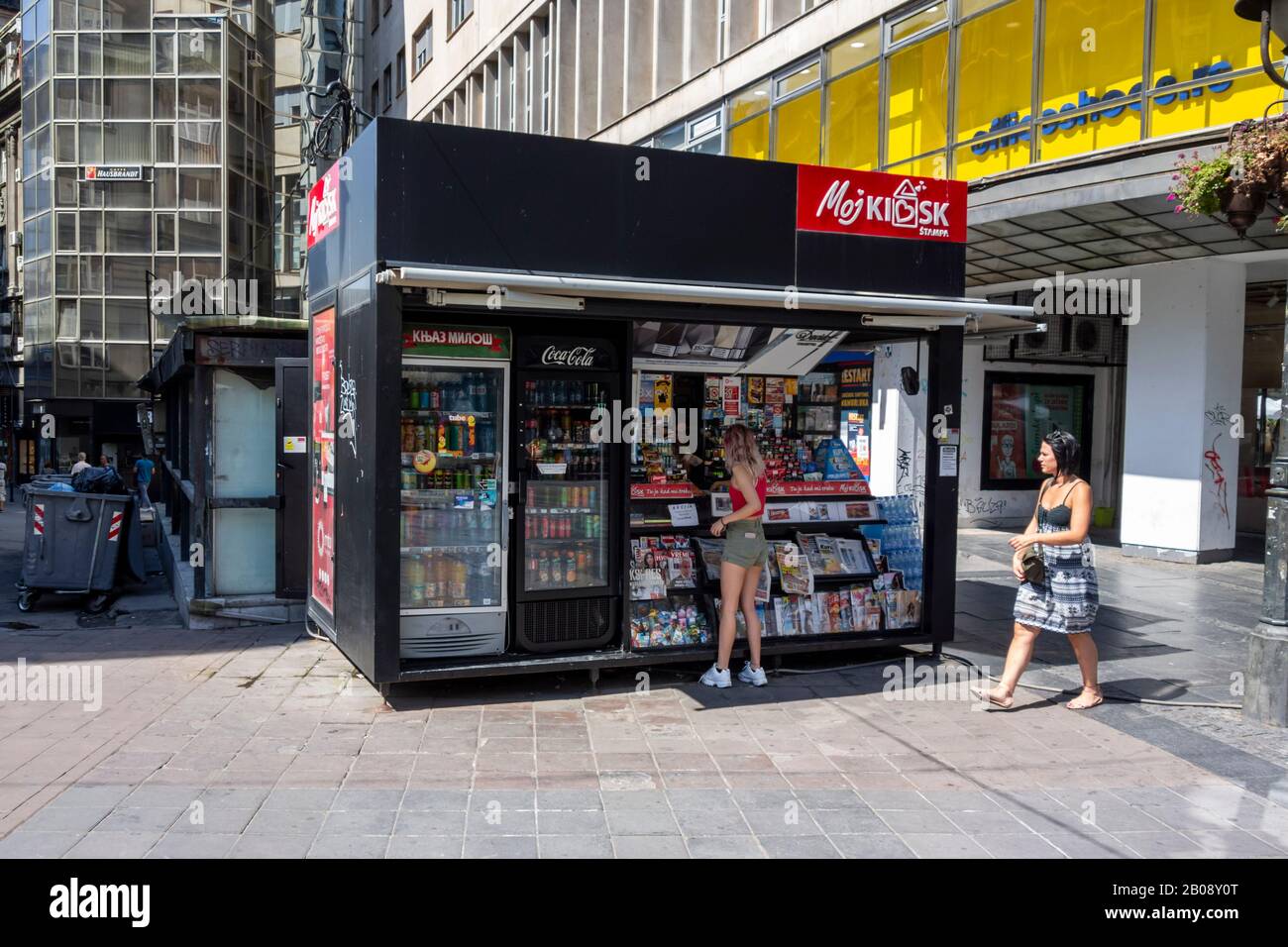 Les cigarettes et les journaux kiosque traditionnel sur Terazije à Belgrade, Serbie Banque D'Images