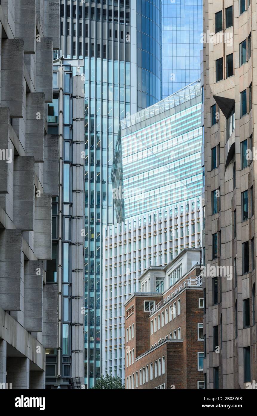 Différentes conceptions de bâtiment avec des styles contrastés d'arcitecture sur Minching Lane regardant vers Fenchurch Street dans la ville de Londres, Angleterre Banque D'Images