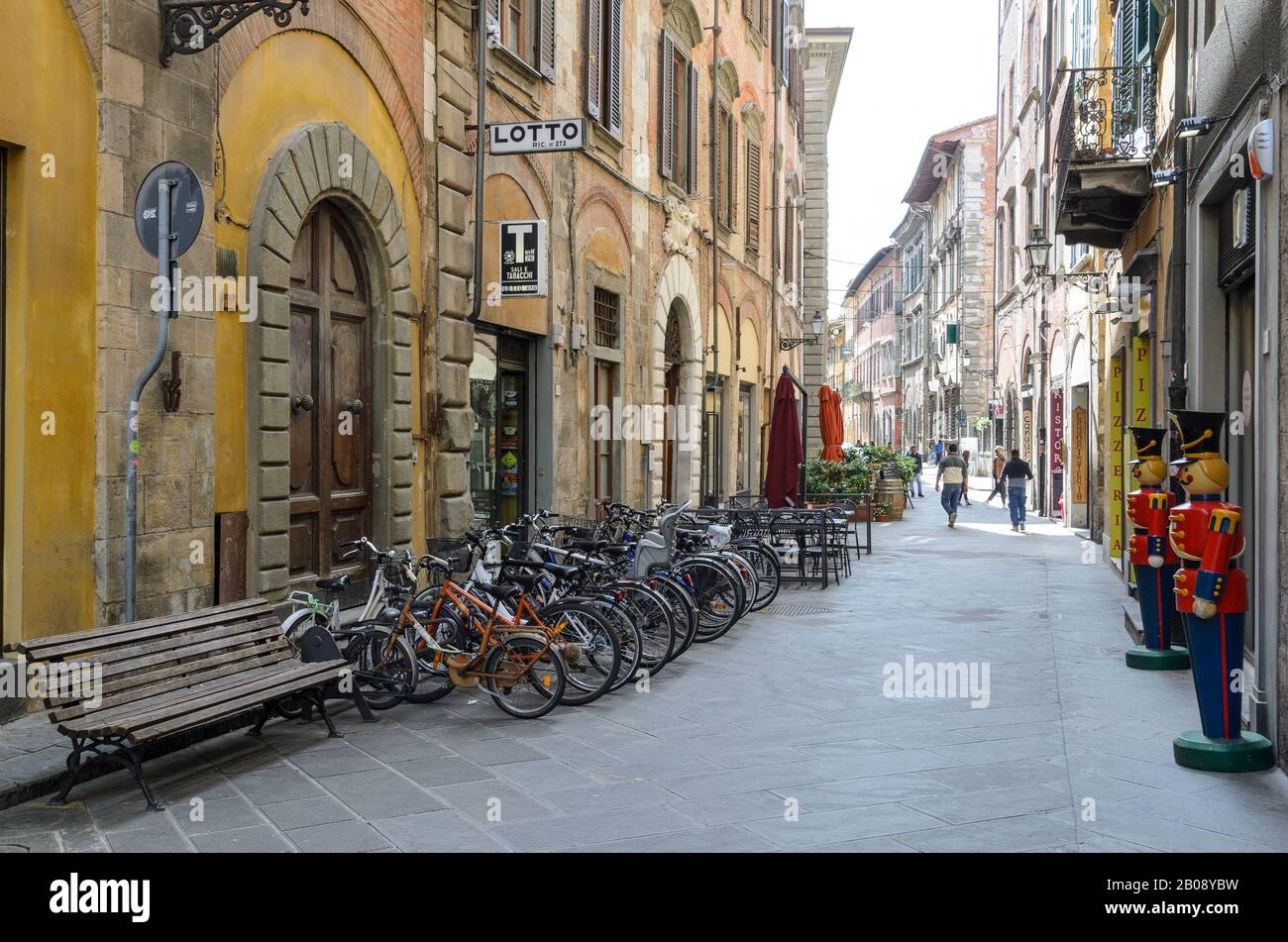 Une scène de rue traditionnelle dans l'une des rues courbes de la ville historique de Pise, en Toscane, Italie. Banque D'Images