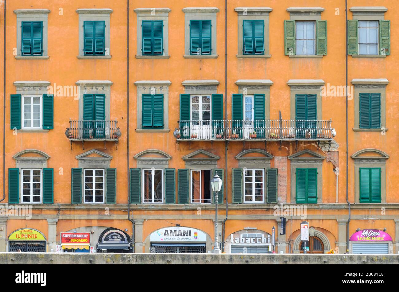 Façade de magasin italien et bâtiments peints avec volets de fenêtre traditionnels à Pise, Italie Banque D'Images