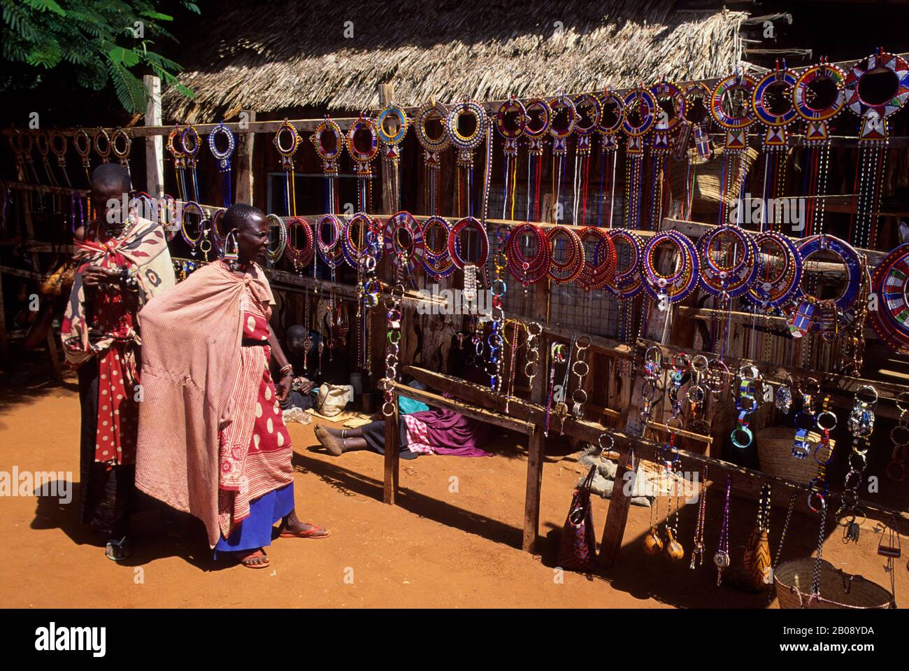 KENYA, NAMANGA, (VILLE FRONTALIÈRE DE TANZANIE), MASAI FEMMES VENDANT DES BIJOUX DE BEADWORK Banque D'Images