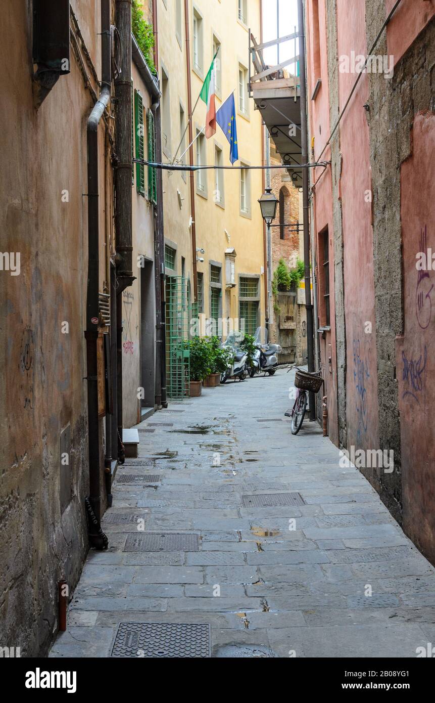 Une rue étroite et sinueuse à Pise, Toscane, Italie Banque D'Images