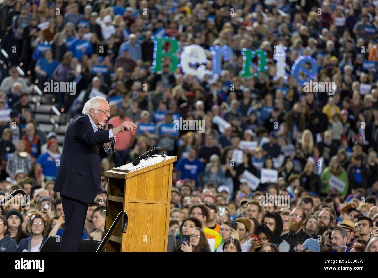 Le sénateur américain Bernie Sanders s'adresse aux partisans lors d'un rassemblement à Tacoma, Washington, le lundi 17 février 2020. Sanders est en lice pour la nomination démocratique de 2020 pour le président contre un champ de candidats bondés. Banque D'Images