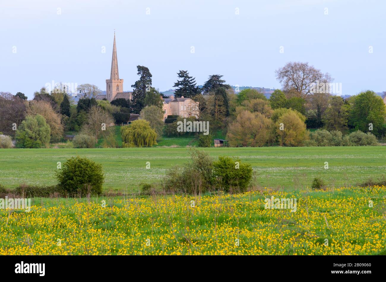 Église St Giles et la Grange de la dîme à Bredon, Worcestershire, Angleterre, Royaume-Uni Banque D'Images