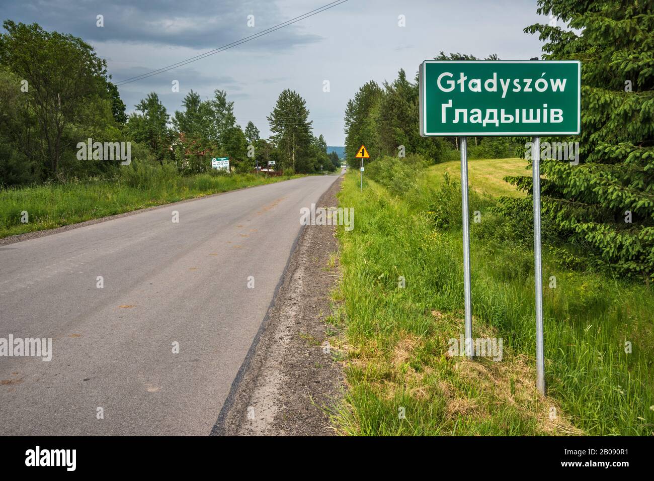 Bilingue, polonais et ukrainien, panneau routier dans le village de Gladyszow, chaîne de montagnes du Bas-Beskids, Carpates occidentales, Malopolska, Pologne Banque D'Images