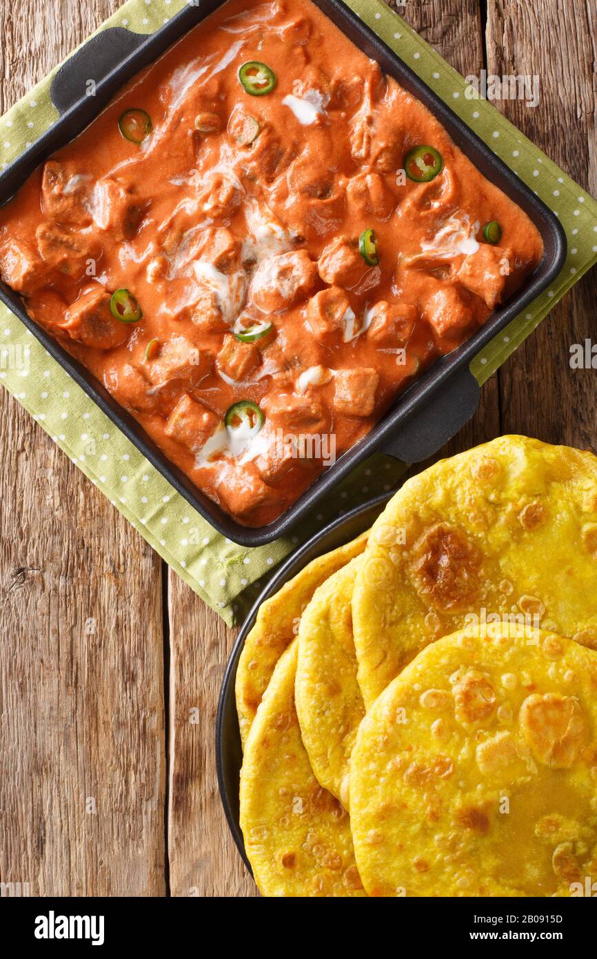 Beurre de tofu indien Paneer servi avec du pain roti dans une poêle sur la table. Vue verticale du dessus Banque D'Images