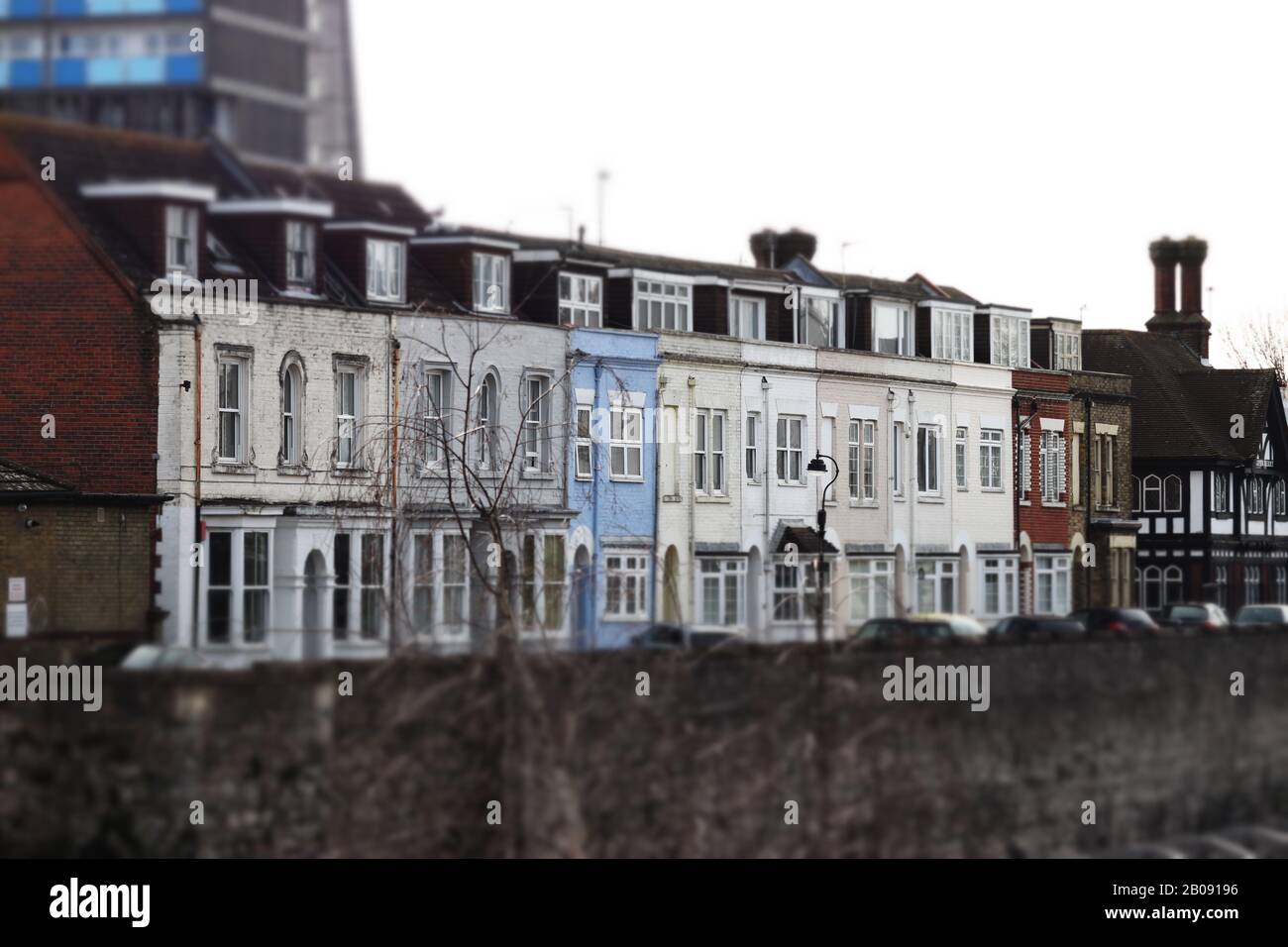 Une maison bleue parmi les maisons blanches. Banque D'Images