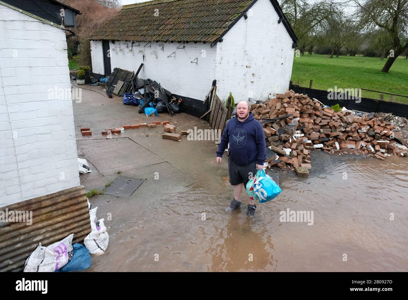 Hampton Bishop, Herefordshire, Royaume-Uni - mercredi 19th février 2020 - Un résident est heureux de recevoir des produits alimentaires frais livrés par tracteur - la communauté de Hampton Bishop est actuellement coupée par les eaux d'inondation. Le village est entouré par l'eau de la rivière Wye et de la rivière Lugg. Deux des six avertissements d'inondation grave en Angleterre concernent Hampton Bishop, Herefordshire. Photo Steven May / Alamy Live News Banque D'Images