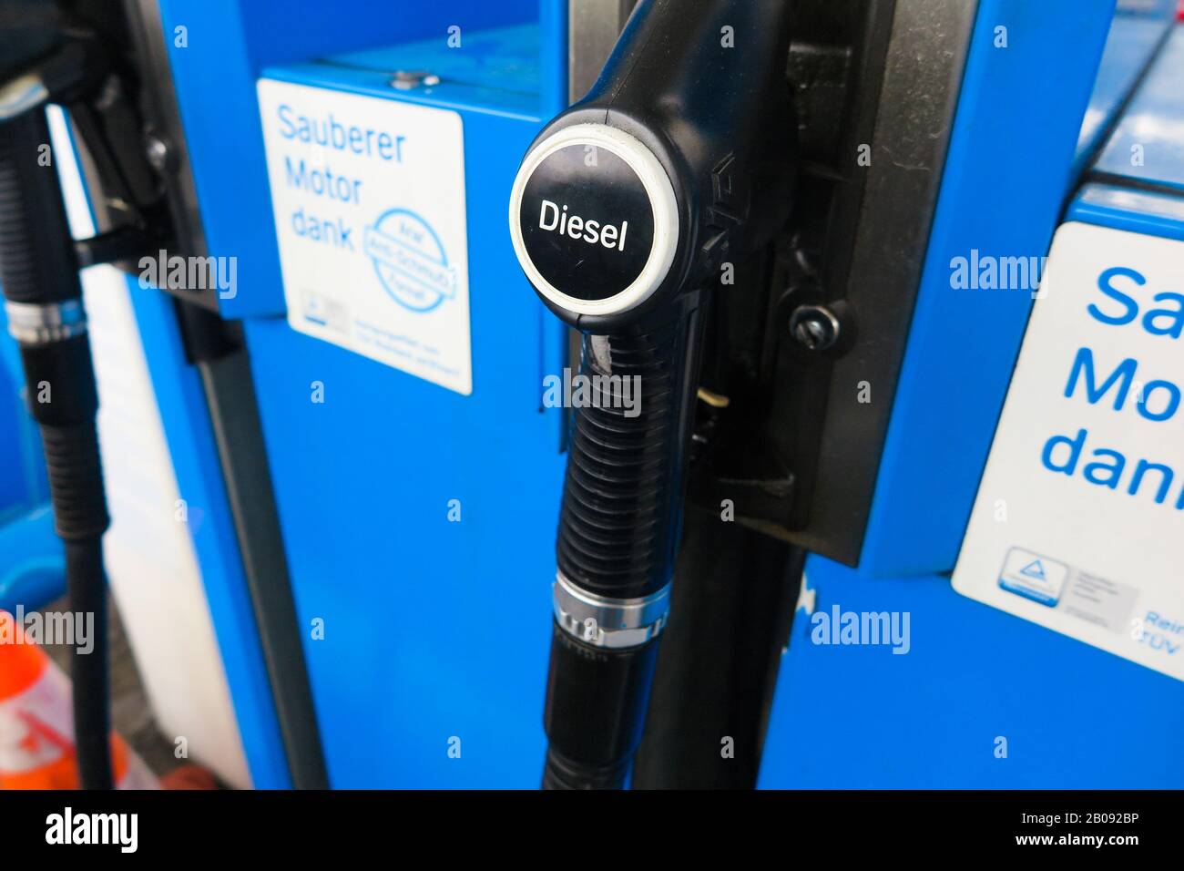 Viersen, Allemagne - 19 Février. 2020 : gros plan de la buse diesel suspendue sur la pompe à carburant bleue Banque D'Images