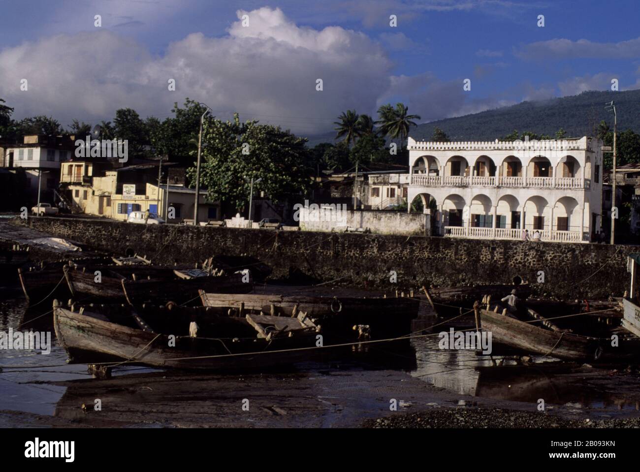 ÎLES COMORO, GRAND COMORE, MORONI, BATEAUX DANS LE PORT À MARÉE BASSE Banque D'Images