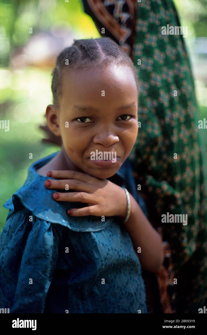TANZANIE, ILE DE ZANZIBAR, PORTRAIT DE LA FILLE LOCALE Banque D'Images