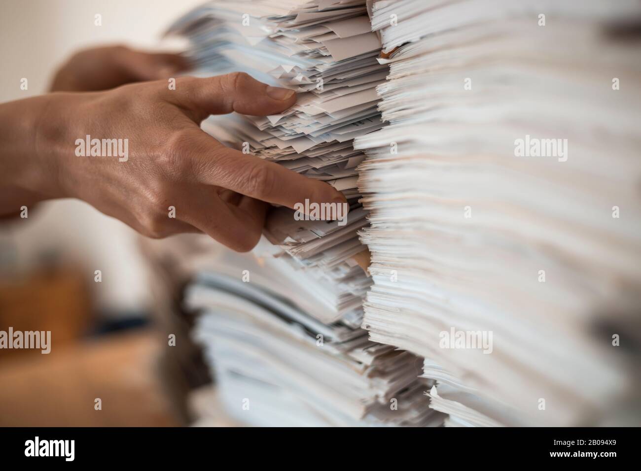 Pile de documents papier de rapport. Banque D'Images