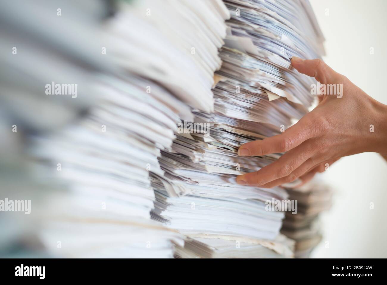 Pile de documents papier de rapport. Banque D'Images