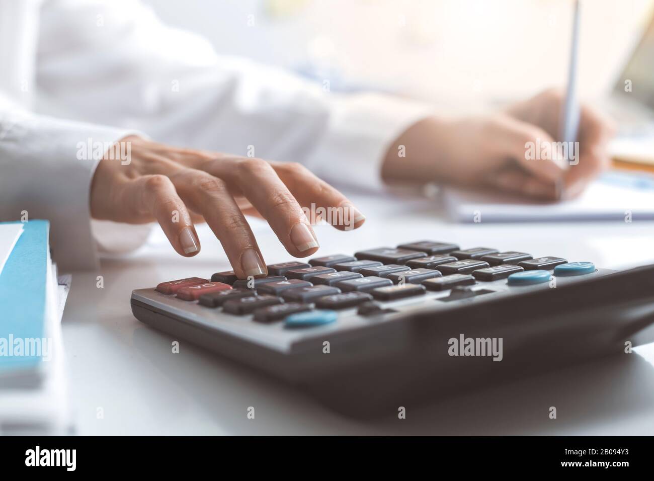 Le financier examine le rapport sur la calculatrice. Banque D'Images
