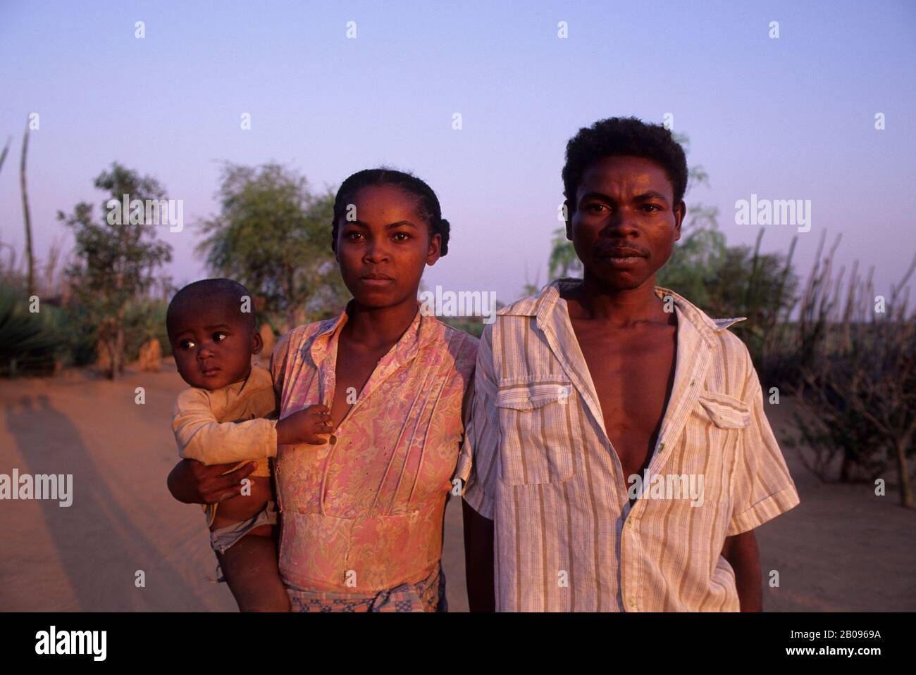 Portrait d'une famille avec bébé dans le sud de Madagascar près de Berenty Banque D'Images