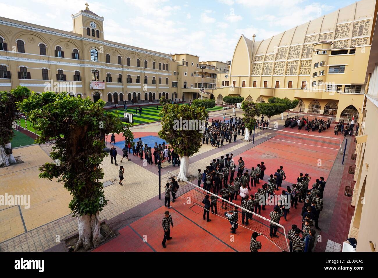 Écoliers dans la cour scolaire de l'école catholique Collège de la salle dans le district de Daher au Caire, en Egypte Banque D'Images