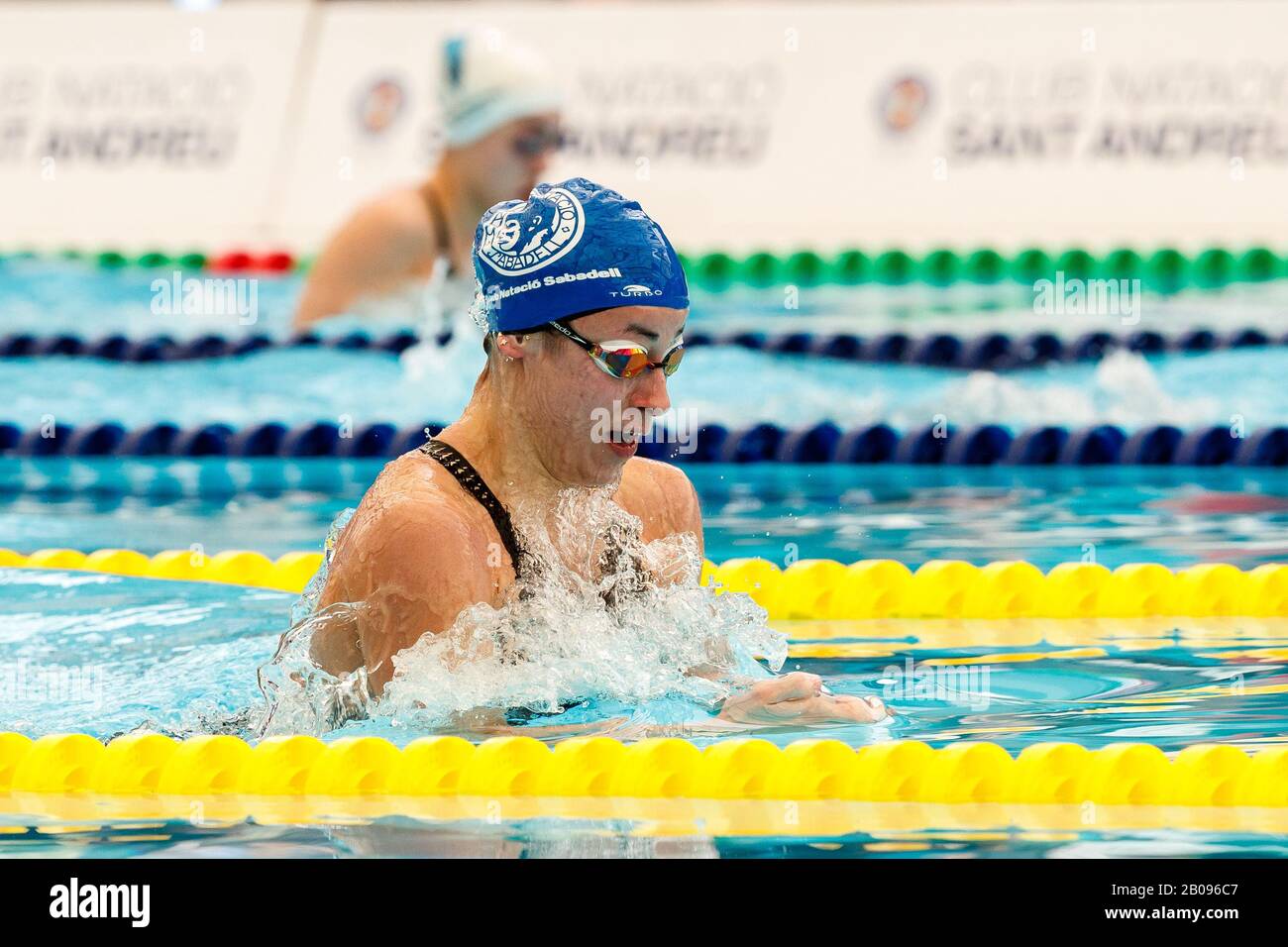 Laura Diaz rivalise avec les femmes de 200 m allaiter de la rencontre Alejandro Lopez Trophy natation au Club Natacio Sant Andreu, samedi 15 février 2020, à Barcelone, en Espagne. Photo via Newscom Banque D'Images