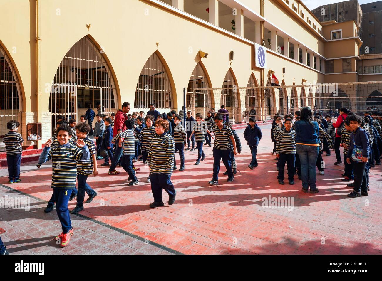 Écoliers dans la cour scolaire de l'école catholique Collège de la salle dans le district de Daher au Caire, en Egypte Banque D'Images
