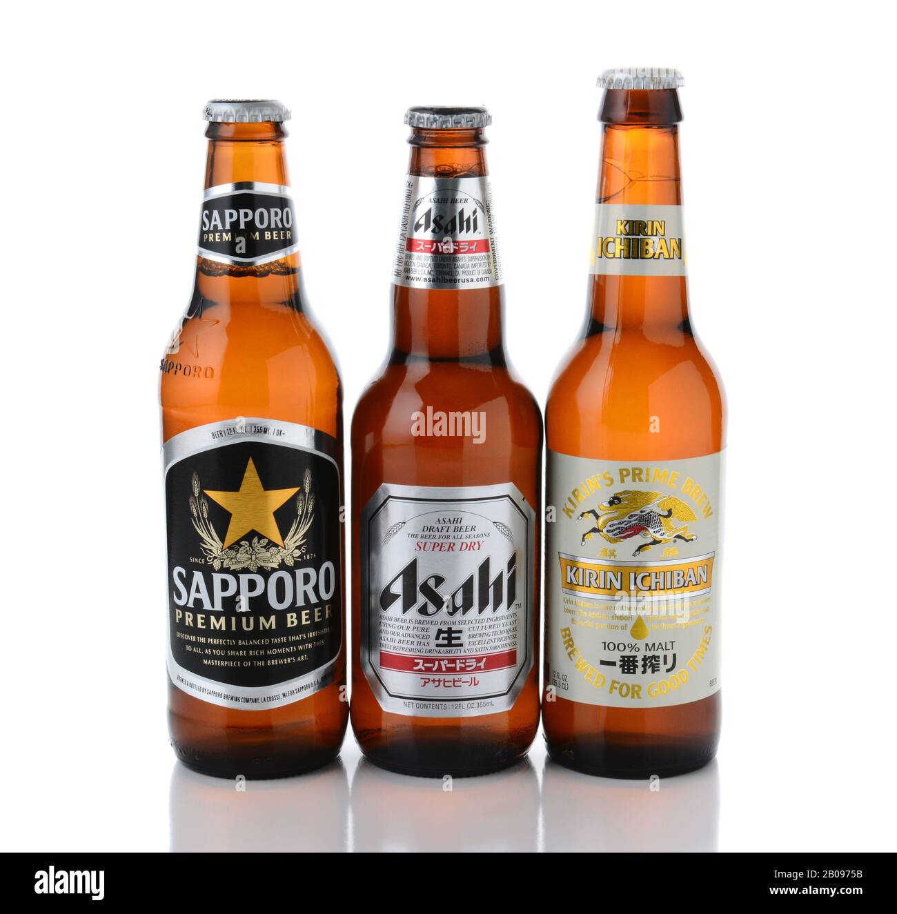 Irvine, CA - 11 JANVIER 2015 : trois bouteilles de bières japonaises. Sapporo, Asahi et Kirin Ichiban sont trois des bières japonaises les plus populaires Banque D'Images