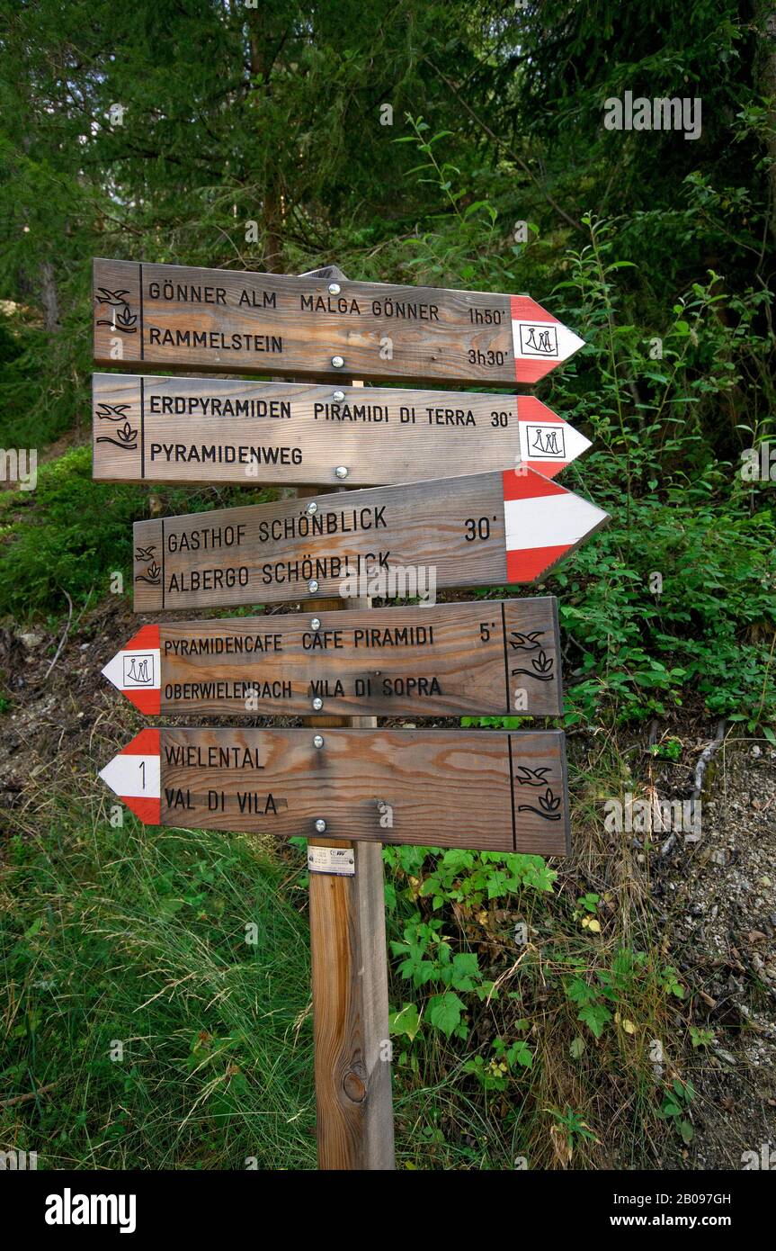 Panneaux de signalisation en bois dans la vallée de la Pusteria, Trentin-Haut-Adige, Italie Banque D'Images