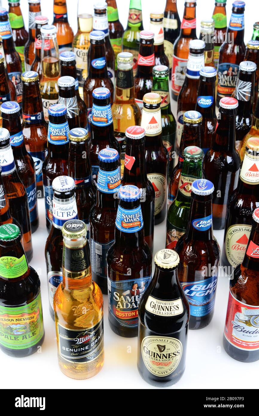 Irvine, CALIFORNIE - 16 JUILLET 2014 : un groupe de bouteilles de bière à la lareg sur une table. La Variété Comprend, Bass, Budweiser, Corona, Dos Equis, Sierra Nevada Banque D'Images