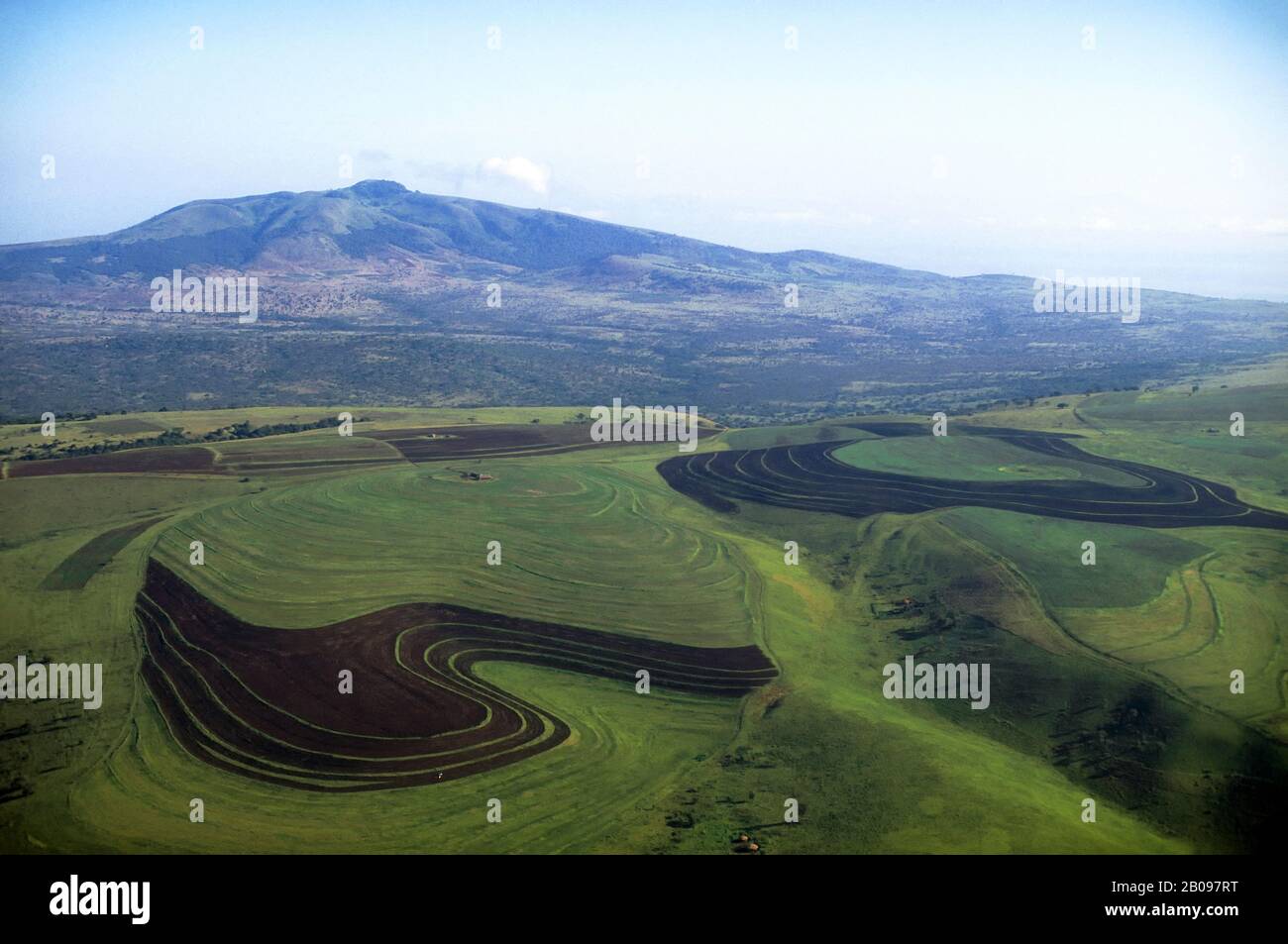 TANZANIE, PRÈS D'ARUSHA, VUE AÉRIENNE DES CHAMPS Banque D'Images