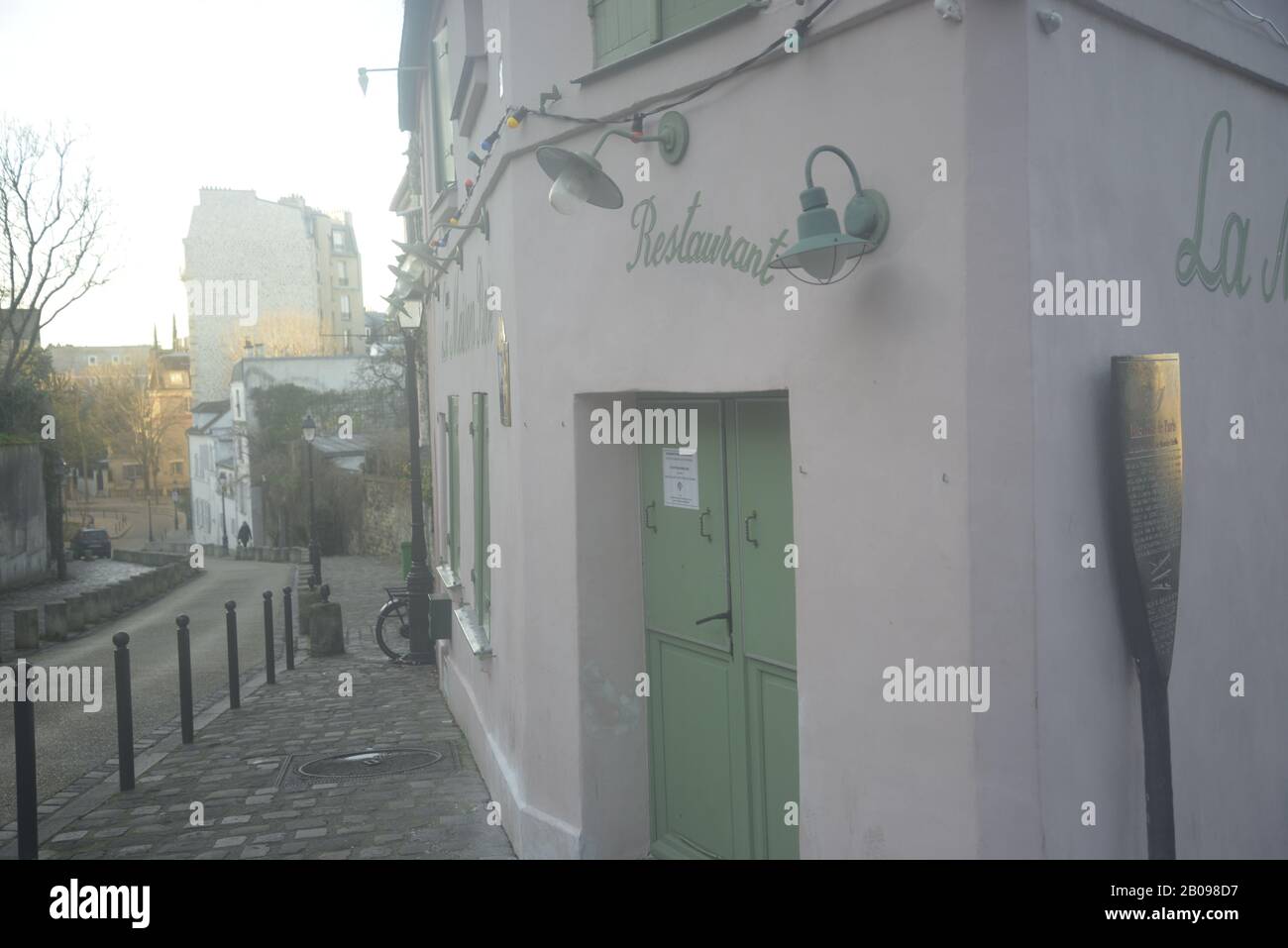 Calme ruelle pavée à Paris, pasakdek Banque D'Images