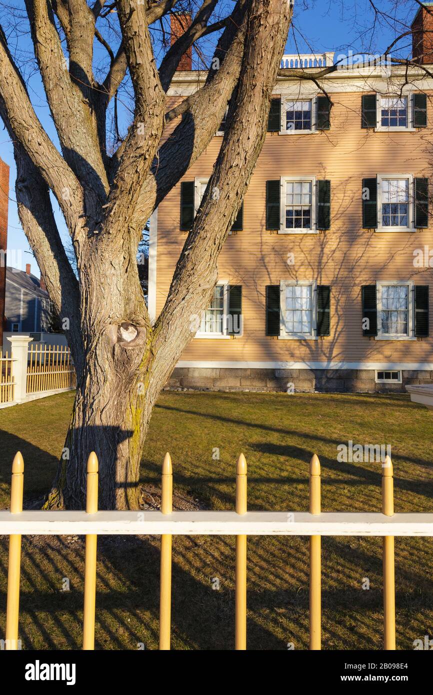 La Hawkes House À Salem, Dans Le Massachusetts. Conçu par l'architecte de Salem Samuel McIntyre, le bâtiment de cette maison a commencé en 1780, mais il n'a jamais été comp Banque D'Images