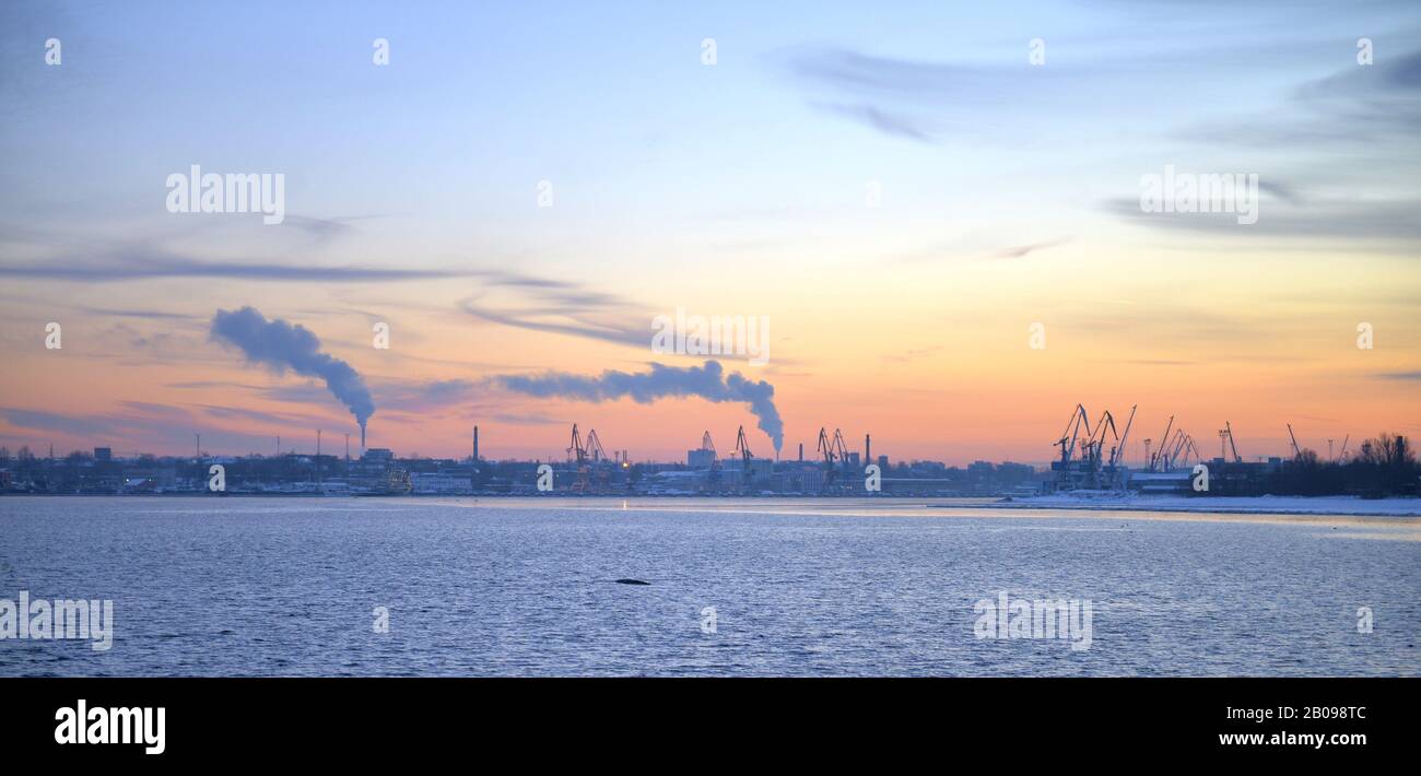 Coucher de soleil rose d'hiver et vue sur le paysage urbain Du Côté de la mer Baltique. Coucher de soleil avec rochers enneigés et paysage de plage. Mer Baltique, hiver Banque D'Images