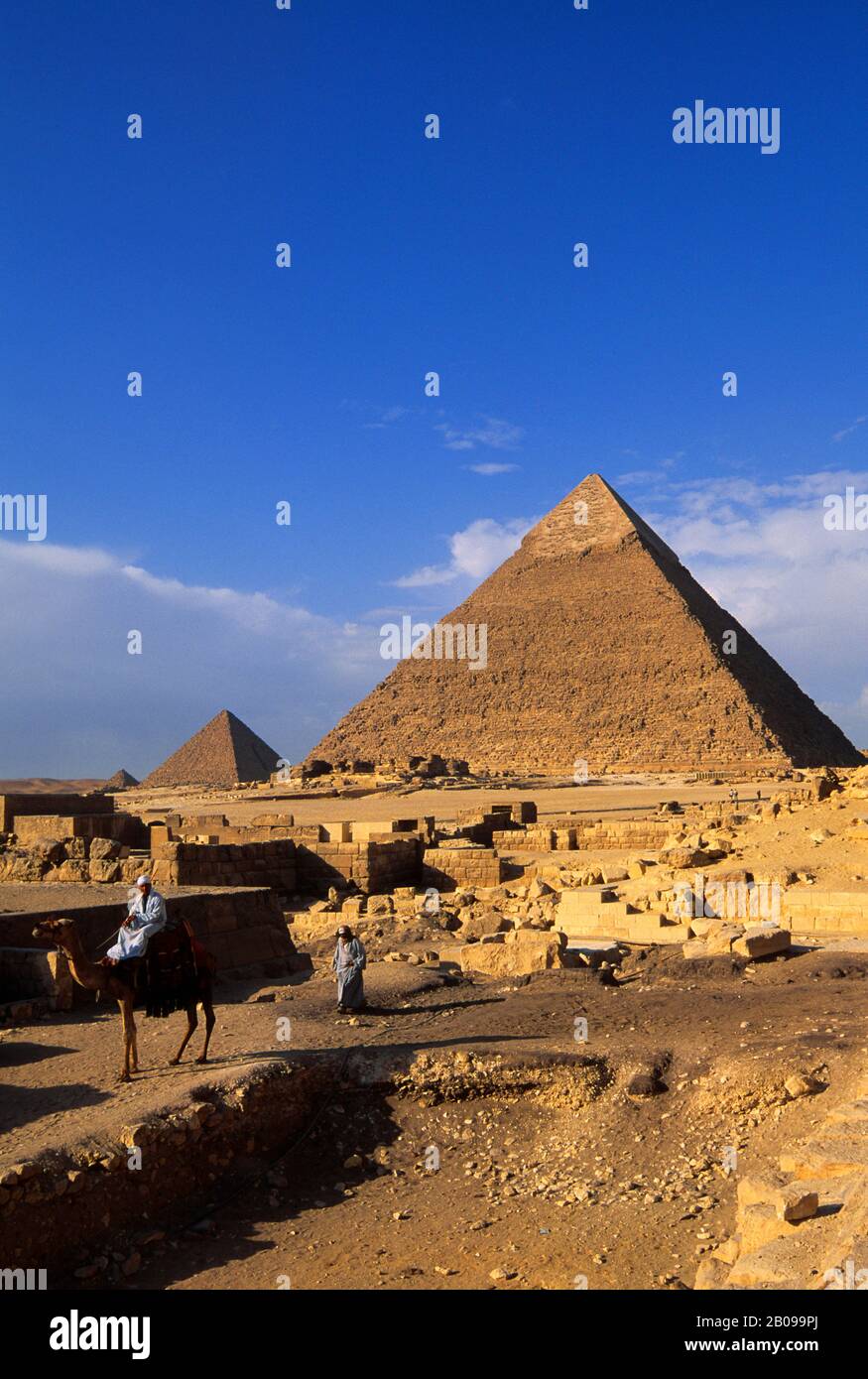 EGYPTE, LE CAIRE, GIZEH, VUE DE LA PYRAMIDE DE CHEPHREN ET DE LA PYRAMIDE DE MYCERINUS Banque D'Images