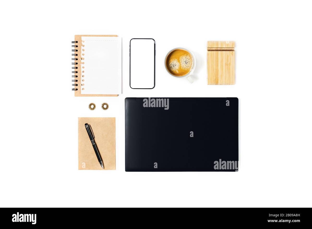 Espace de travail avec ordinateur portable, ordinateur portable, smartphone, cafetière et stylo, enveloppe sur fond blanc. Banque D'Images