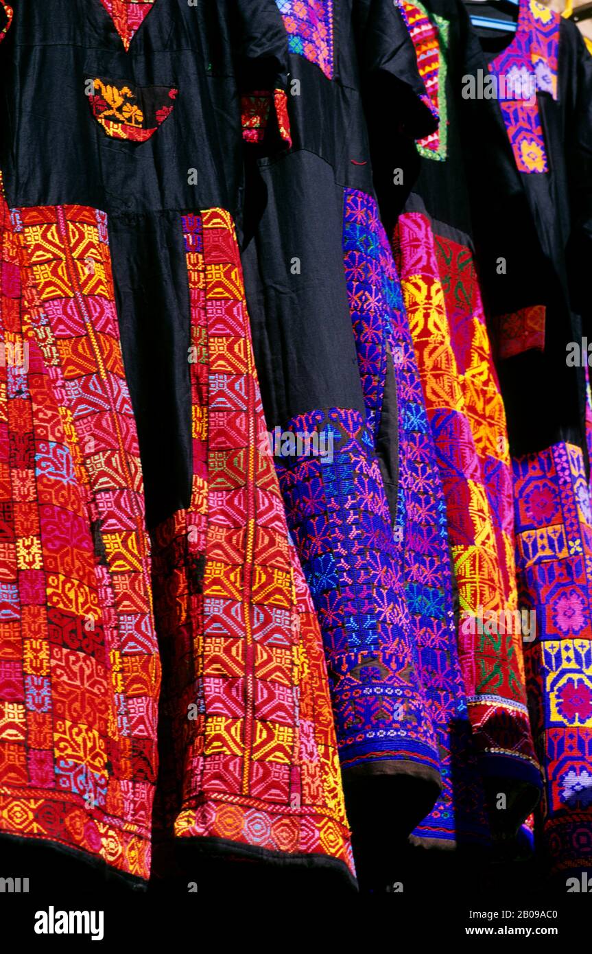 EGYPTE, ASSOUAN, ROBES NUBIENNES TRADITIONNELLES À VENDRE Banque D'Images