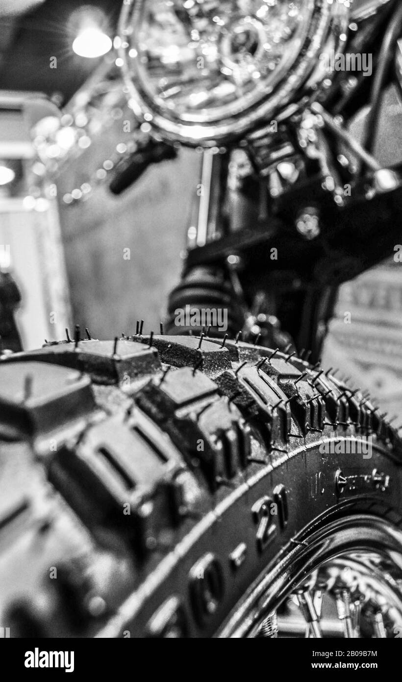 Photographie noir et blanc et makro de pneus de moto à l'exposition suisse de moto Banque D'Images