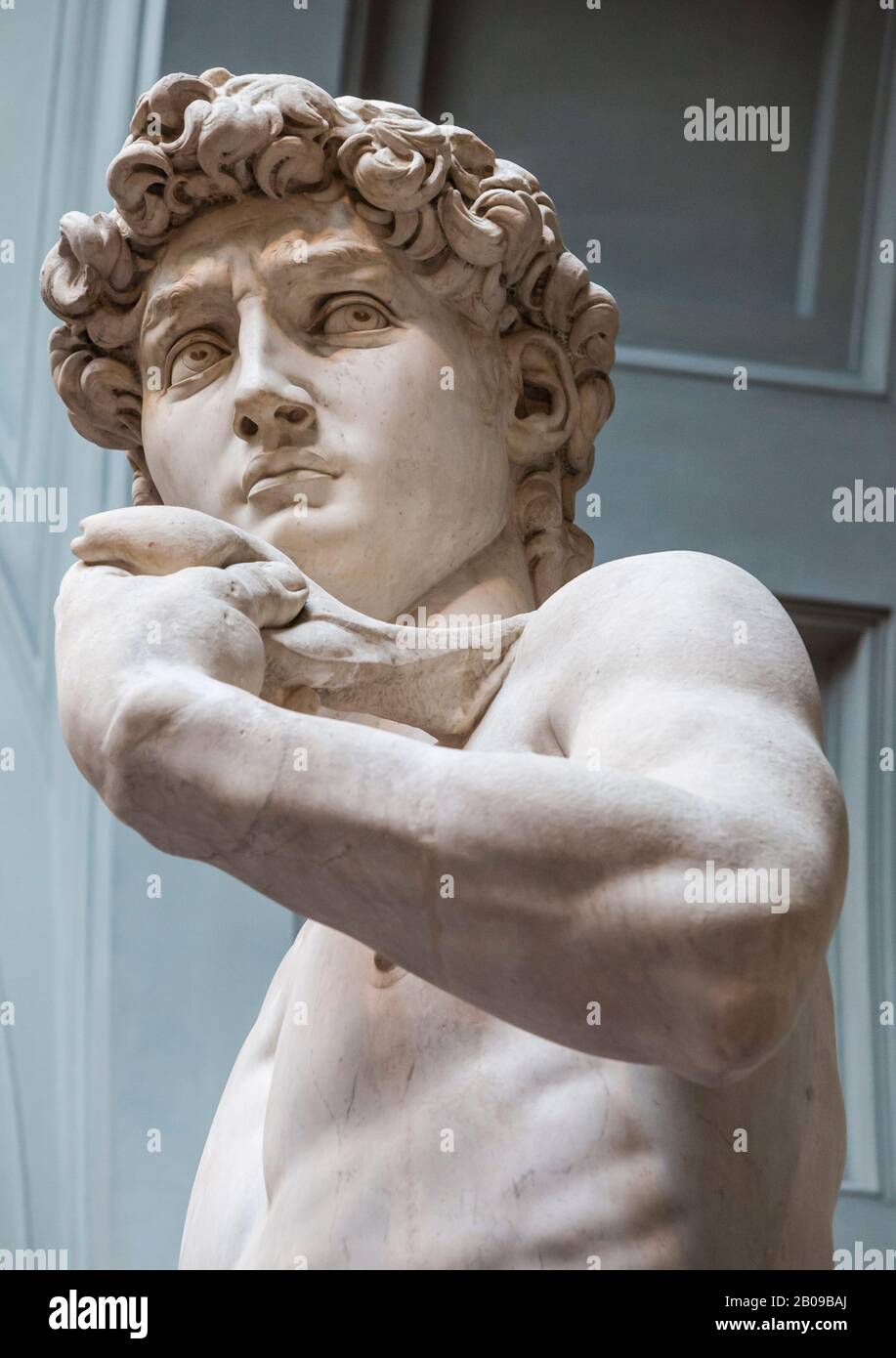 Vue rapprochée de 'David' une sculpture de Michel-Ange. Galerie de l'Académie de Florence, Italie. Banque D'Images