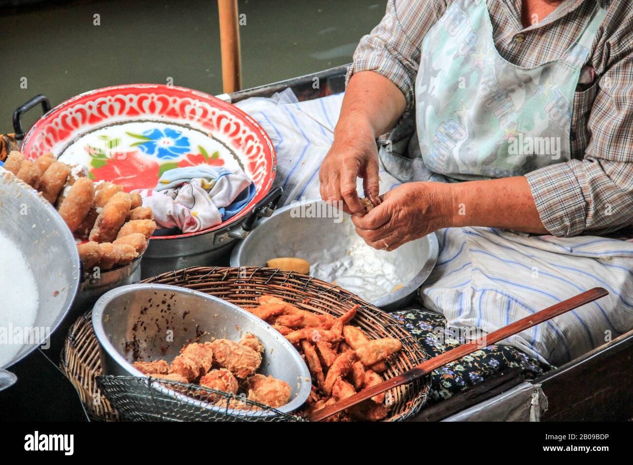 Bananes frites fraîches sur le marché flottant d'Amphawa. Un endroit très touristique Banque D'Images