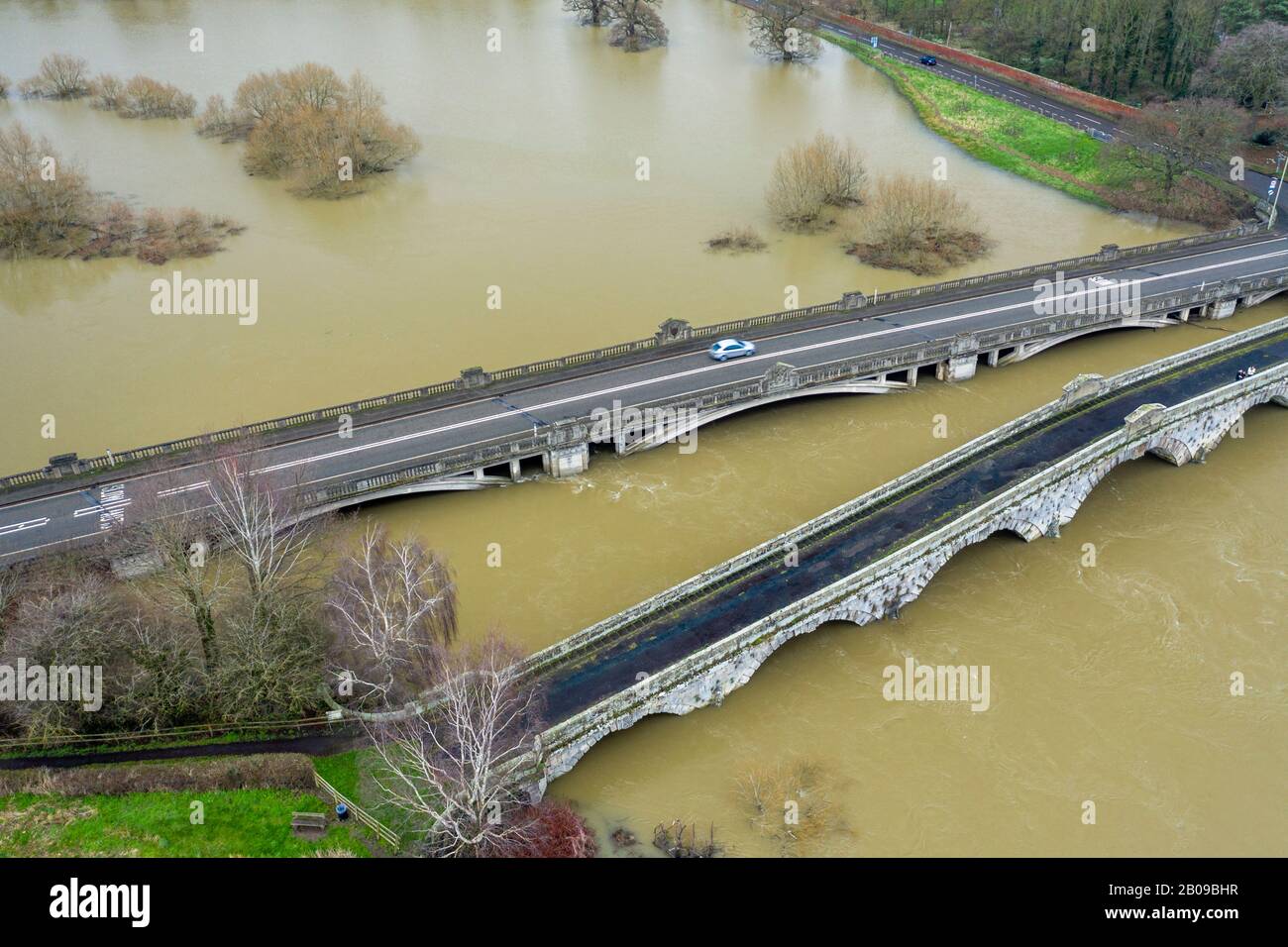 Atcham Bridge en inondation après la tempête Dennis dans le Shropshire, Royaume-Uni Banque D'Images