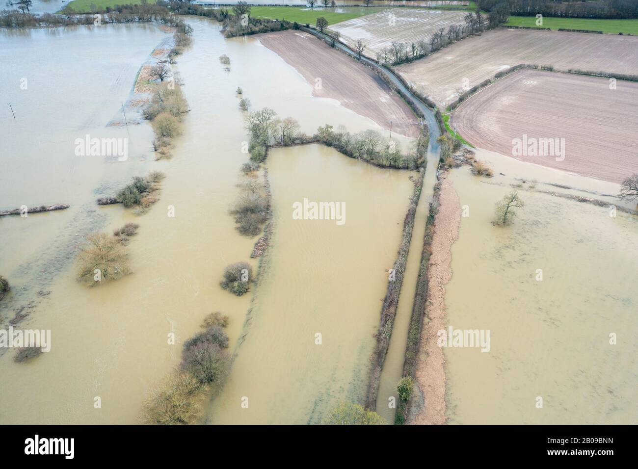 River Severn en inondation après la tempête Dennis dans Shropshire, Royaume-Uni - point de vue drone Banque D'Images