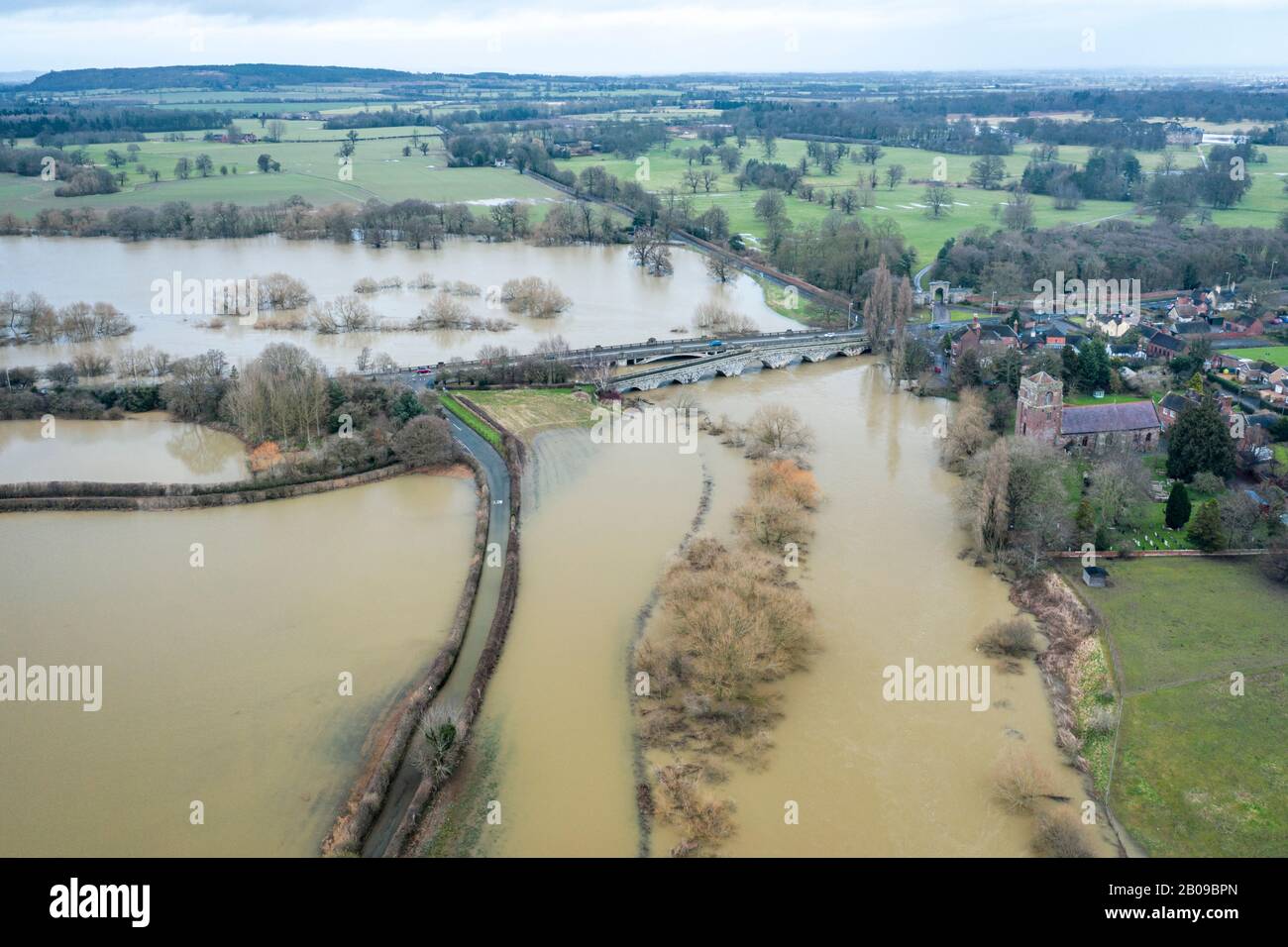 Atcham Bridge en inondation après la tempête Dennis dans le Shropshire, Royaume-Uni Banque D'Images