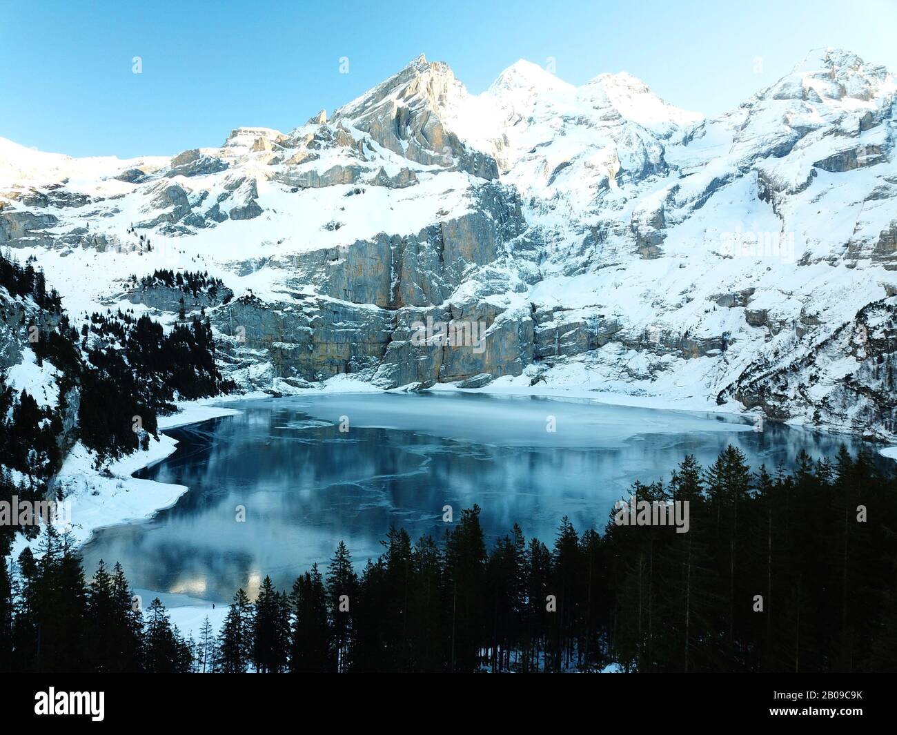 Kandersteg BE, Suisse: Le lac hivernal Oeschinen Banque D'Images