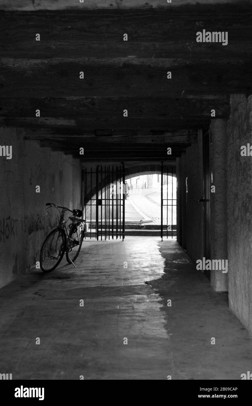 Allée entre les maisons anciennes et les bâtiments avec vélo Banque D'Images