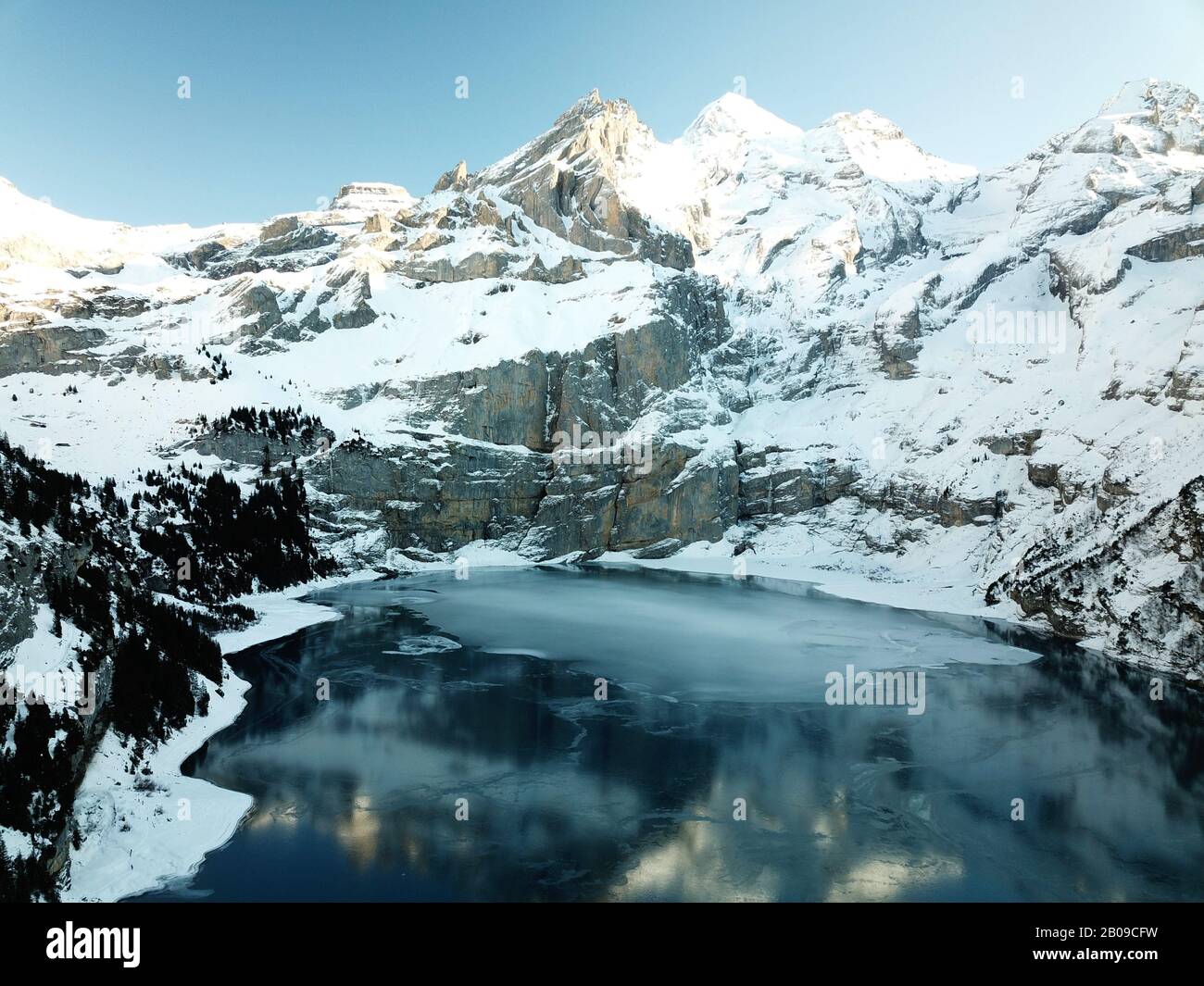 Kandersteg BE, Suisse: Le lac hivernal Oeschinen est situé dans l'Oberland bernois Banque D'Images