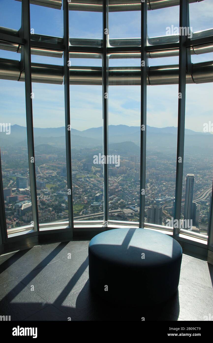 Vue hors d'une fenêtre gratte-ciel avec architecture intérieure moderne. Petronas Twin Tours Kualar Kuala Lumpur, Malaisie Banque D'Images