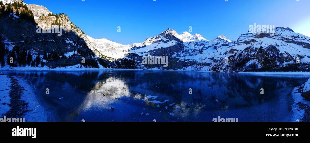 Kandersteg BE, Suisse: Panorama du lac Oeschinen Banque D'Images