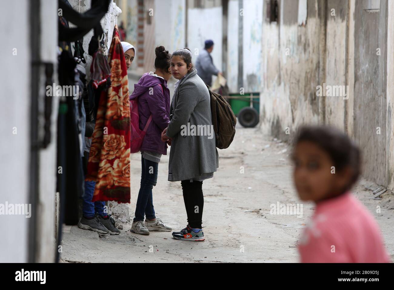 Palestiniens dans la rue du camp de réfugiés de Rafah dans le sud de la bande de Gaza, le 19 février 2020. Photo Abed Rahim Khatib Banque D'Images