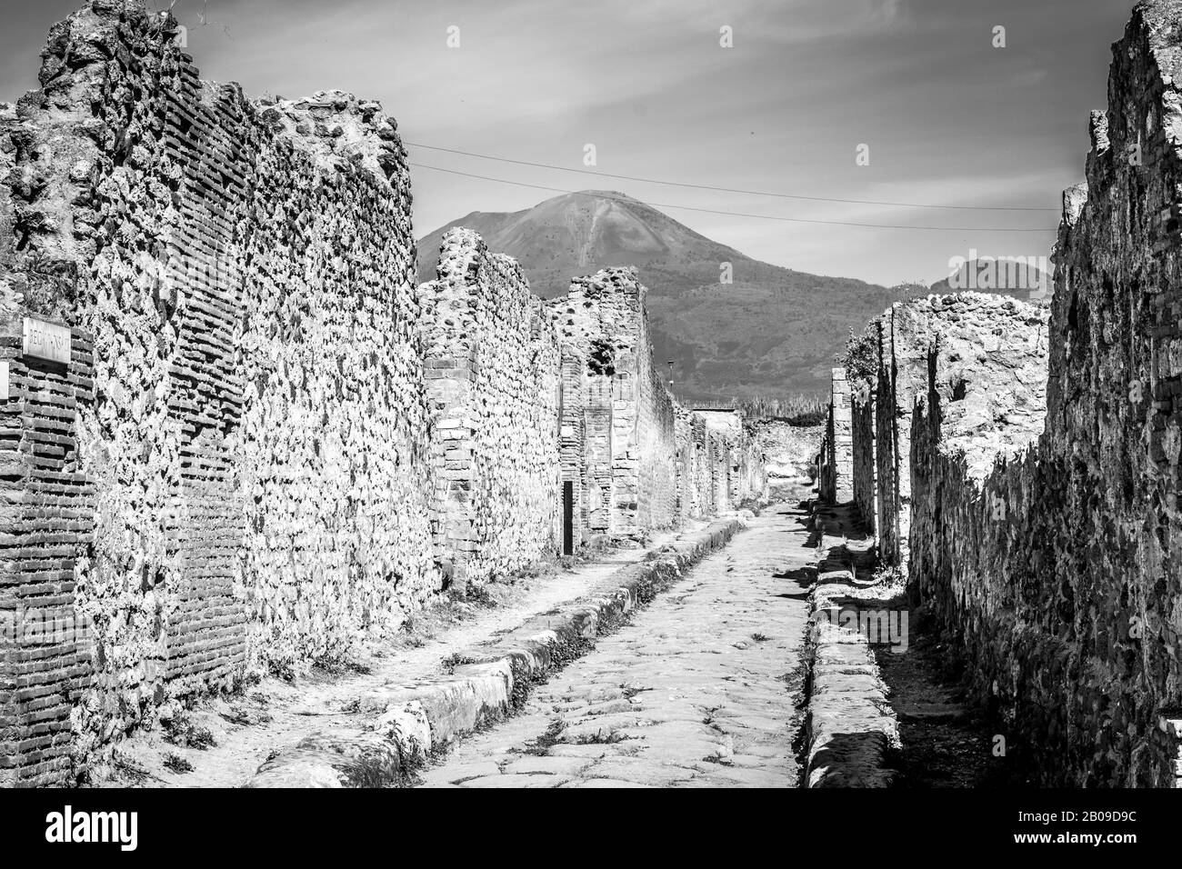 Fouilles de la rue de Pompéi après l'éruption du Vésuve en noir et blanc Banque D'Images