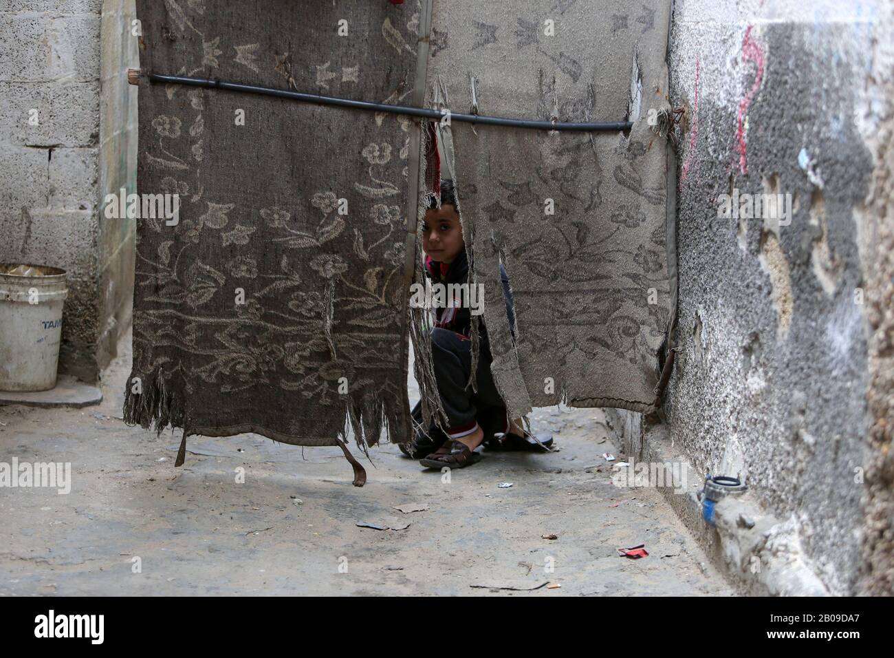 Palestiniens dans la rue du camp de réfugiés de Rafah dans le sud de la bande de Gaza, le 19 février 2020. Photo Abed Rahim Khatib Banque D'Images