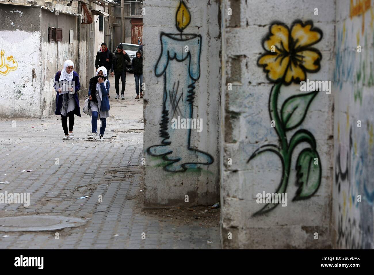 Palestiniens dans la rue du camp de réfugiés de Rafah dans le sud de la bande de Gaza, le 19 février 2020. Photo Abed Rahim Khatib Banque D'Images