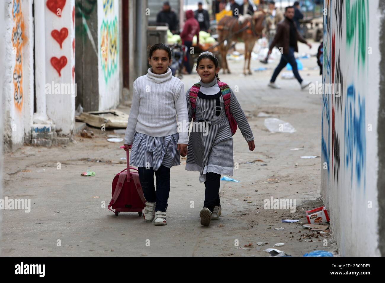 Palestiniens dans la rue du camp de réfugiés de Rafah dans le sud de la bande de Gaza, le 19 février 2020. Photo Abed Rahim Khatib Banque D'Images