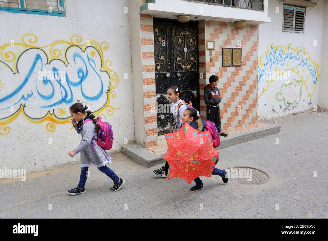 Palestiniens dans la rue du camp de réfugiés de Rafah dans le sud de la bande de Gaza, le 19 février 2020. Photo Abed Rahim Khatib Banque D'Images